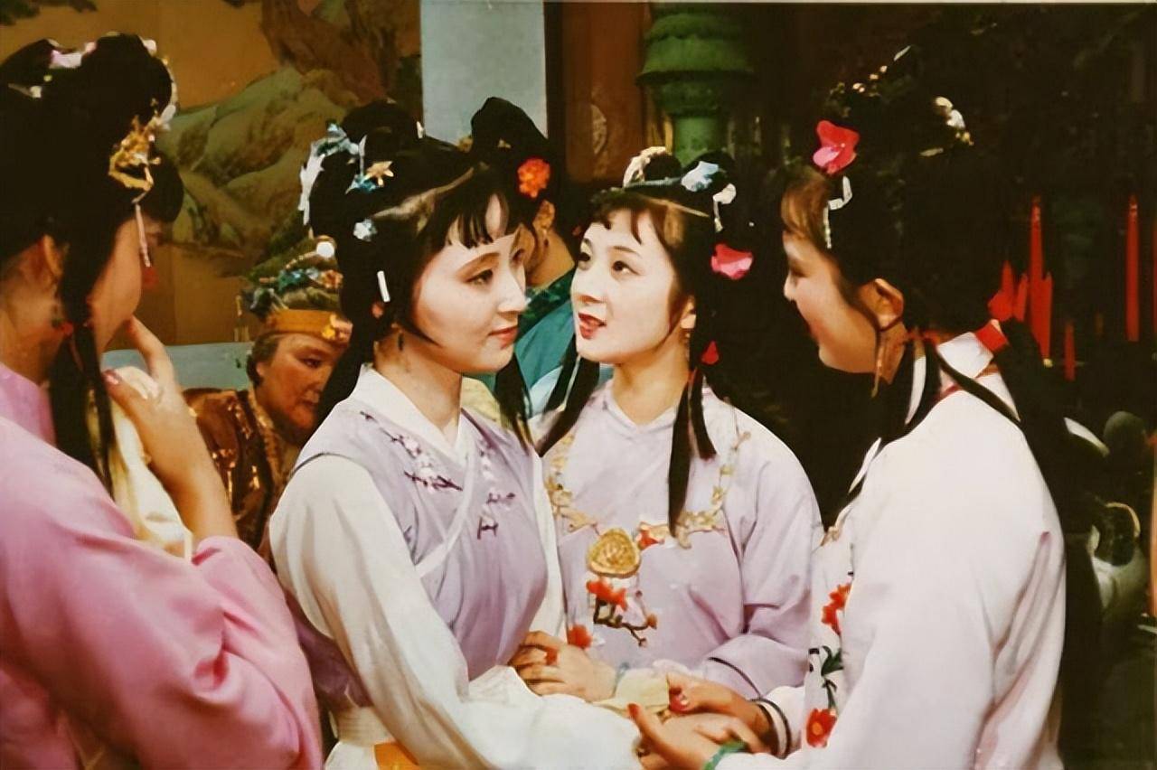 87《红楼梦》一件土掉渣的衣服,粉配紫色,四位演员个个美得出奇