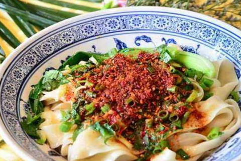 油泼面的正宗做法,泼油不是关键,快get一下,劲道入味不油腻