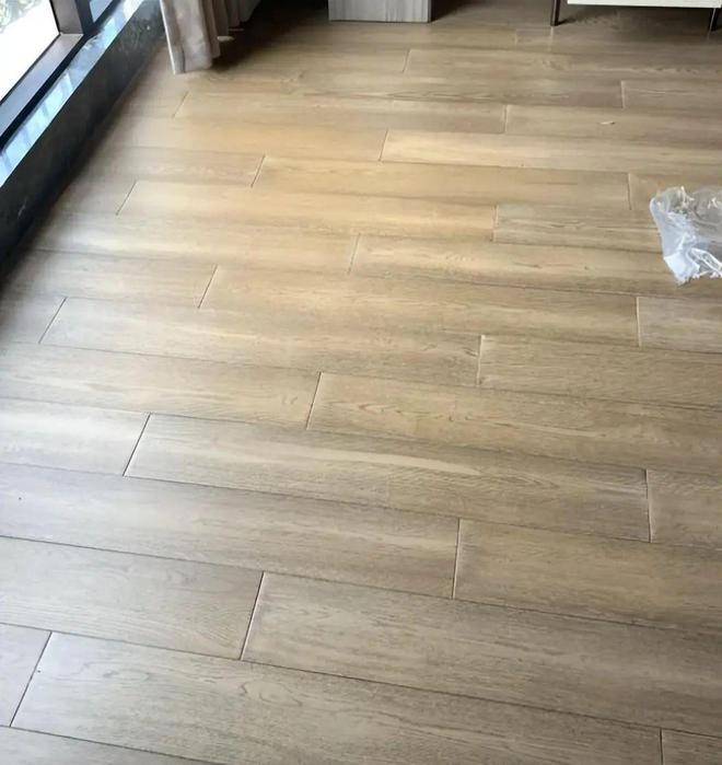 为什么南方城市不建议客餐厅铺木地板,网友:4大缺点,难以忍受!