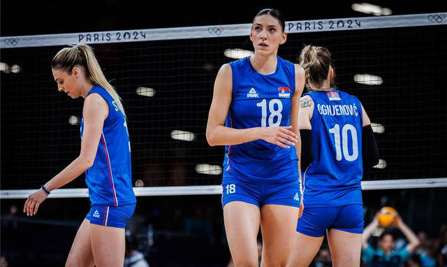 在这场比赛中,美国女排主帅基拉里选择了普拉默和斯金奈尔搭档主攻