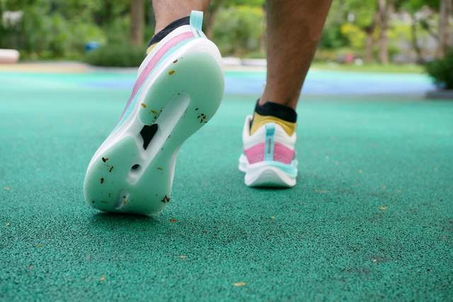 天越清风轻弹碳板跑鞋：解锁你的赛道新速度，多色任选，轻盈如飞