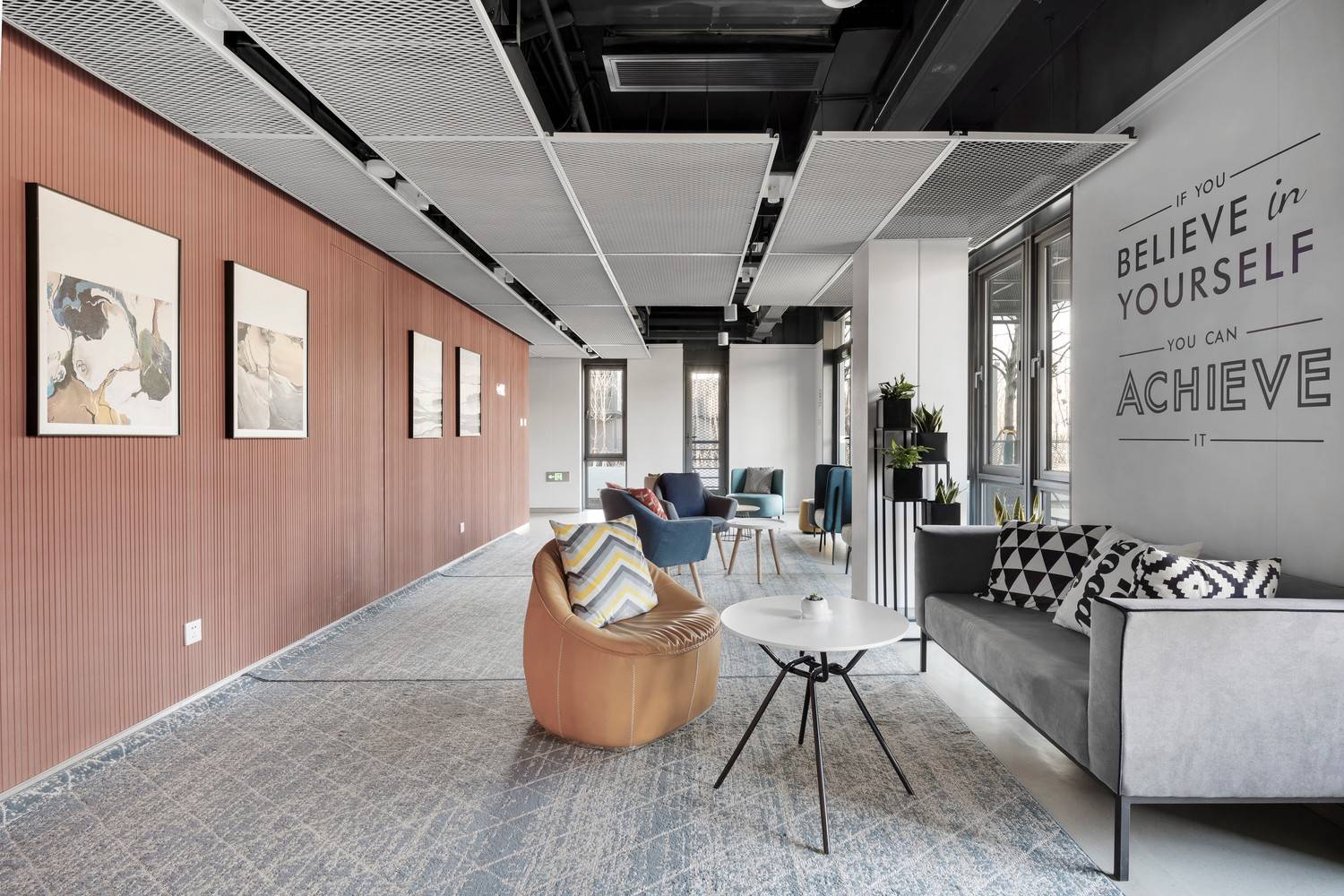 走进 officezip,首先映入眼帘的是其富有创意的空间布局.