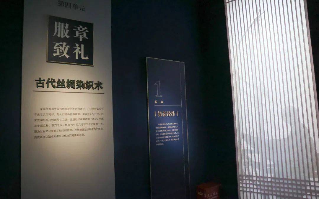 采帛木几图壁画砖 汉 高台县博物馆藏彩绘仕女开箱图壁画砖 汉 高台县