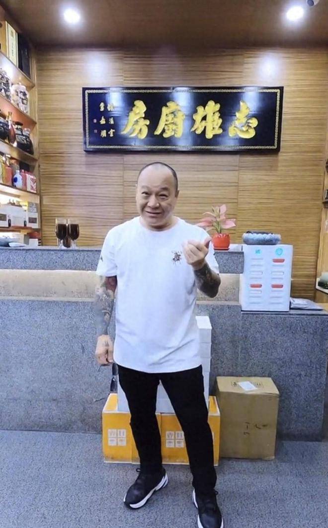 吴志雄今年70岁.对于他来说,他已经经历了人生的所有风雨