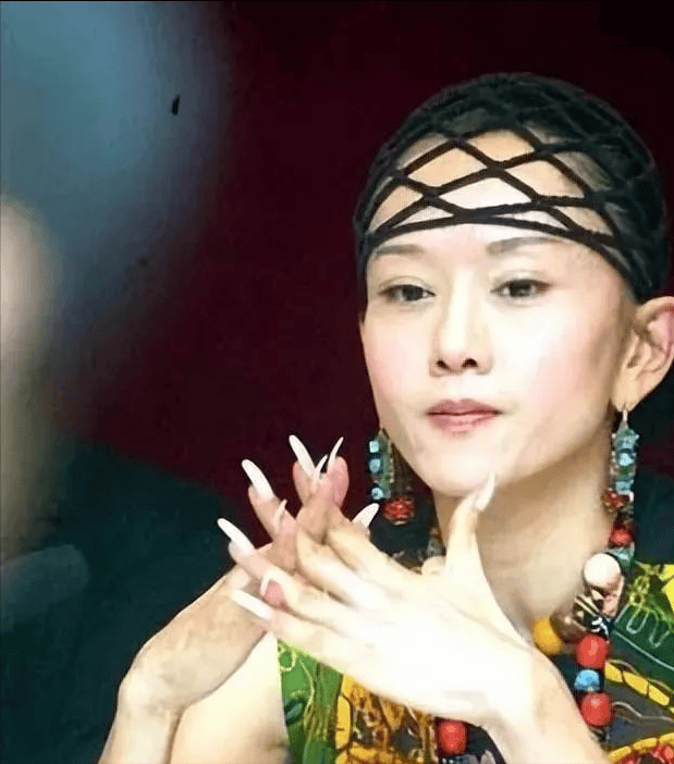 杨丽萍,指甲也剪了,常年吃花瓣水,65岁拄拐杖出行