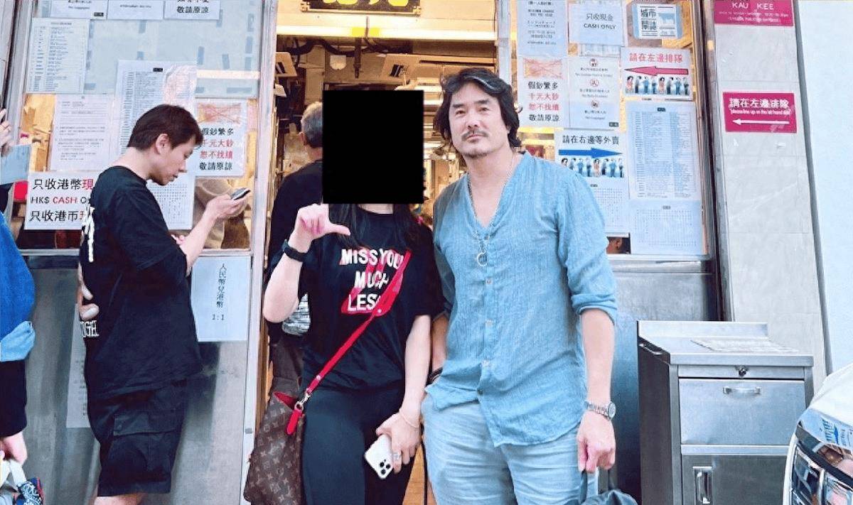 55岁男模黄家诺罕露脸,长发发福认不出,与关之琳分手20年仍未婚