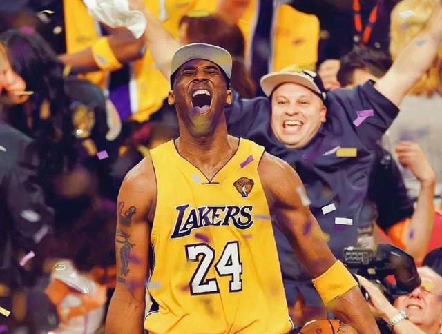 科比家庭合影:瓦妮莎与三个女儿留下难忘时刻