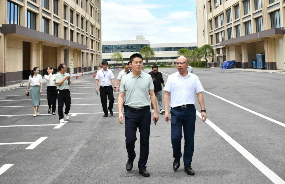 岱勒新材董事长段志明对来访领导表示热烈欢迎,园区参观及座谈交流