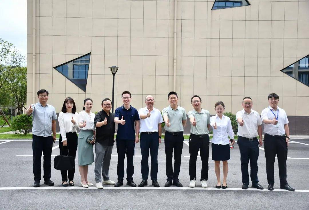 岱勒新材董事长段志明对来访领导表示热烈欢迎,园区参