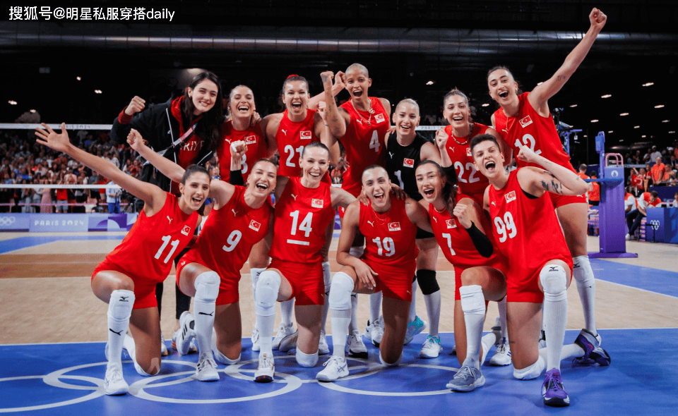 土耳其女排队员妥妥"名模球团"!18号甜美可爱,7号是冷艳美人!