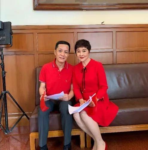 梁丹妮走红毯穿白裙似公主,快70岁上半身还丰满有料,但不美颜脸就崩了