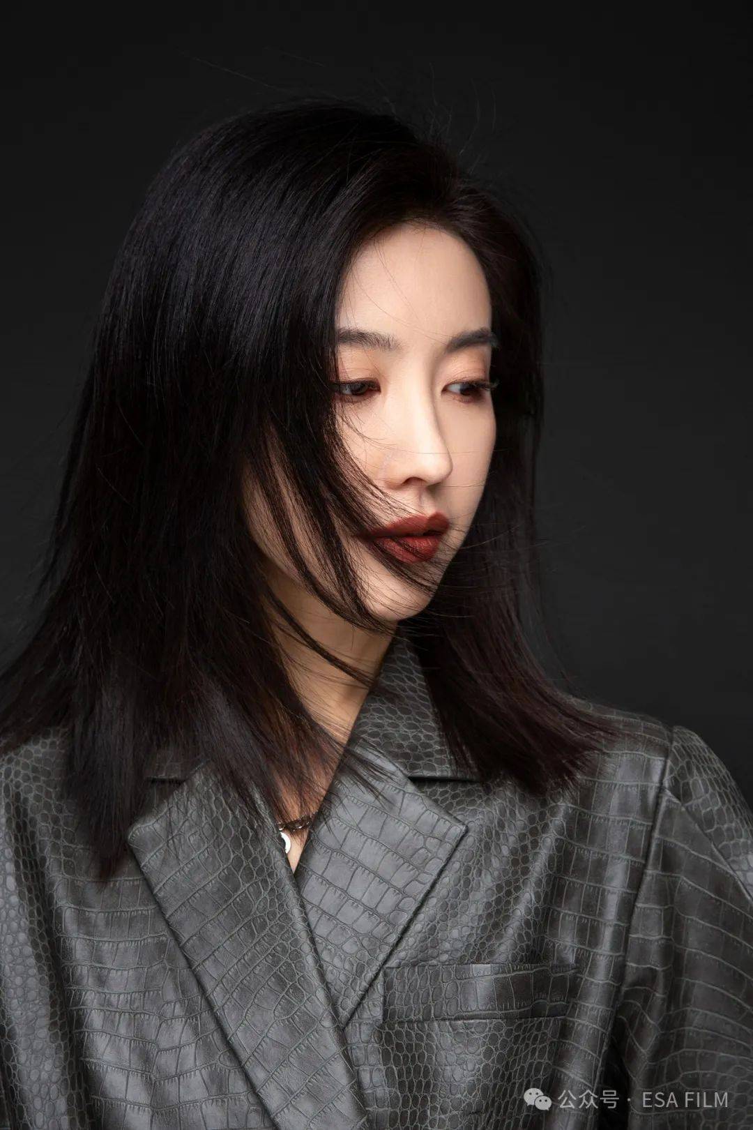 裘恩典挑战职场女强人,干练造型引期待!