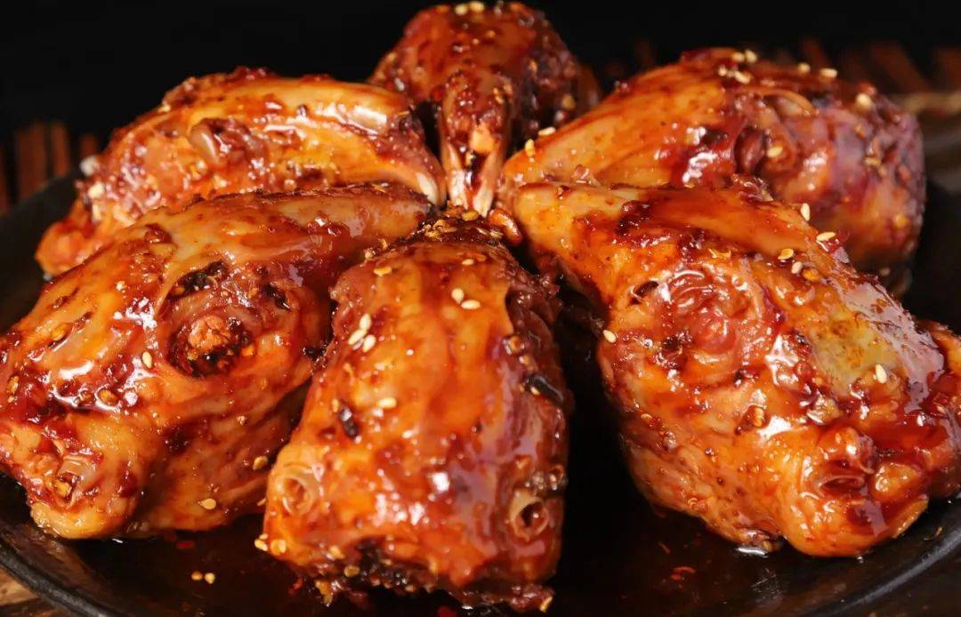 二荆条是剁酱调味的核心人物,小米辣是制作泡椒的灵魂搭手,子弹头是干