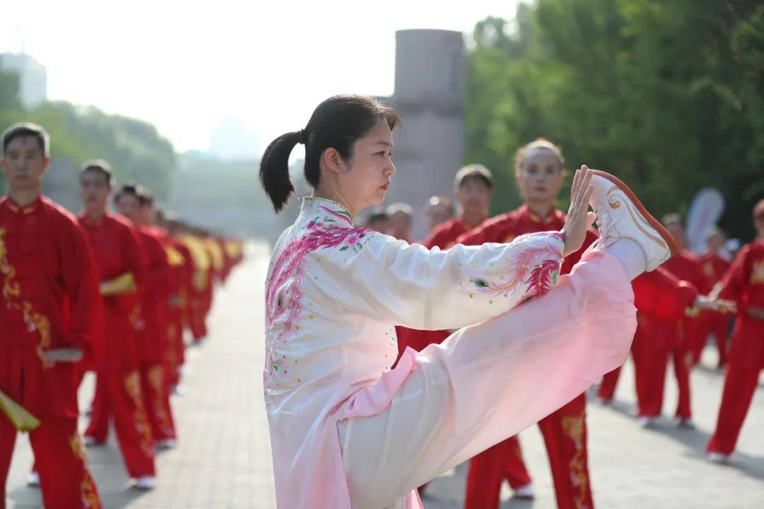 "主题活动开幕式,世界冠军海太协会副会长邱慧芳在前面演练24式太极拳