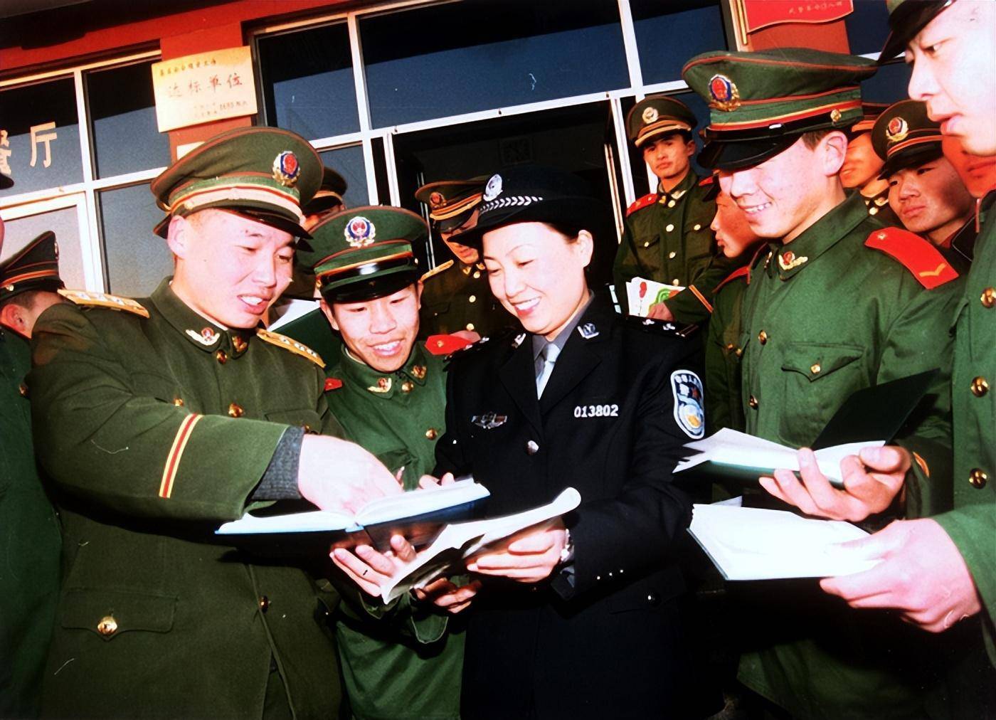 2004年,任长霞扫黑三年,因车祸殉职,涉案司机身上搜出60万支票