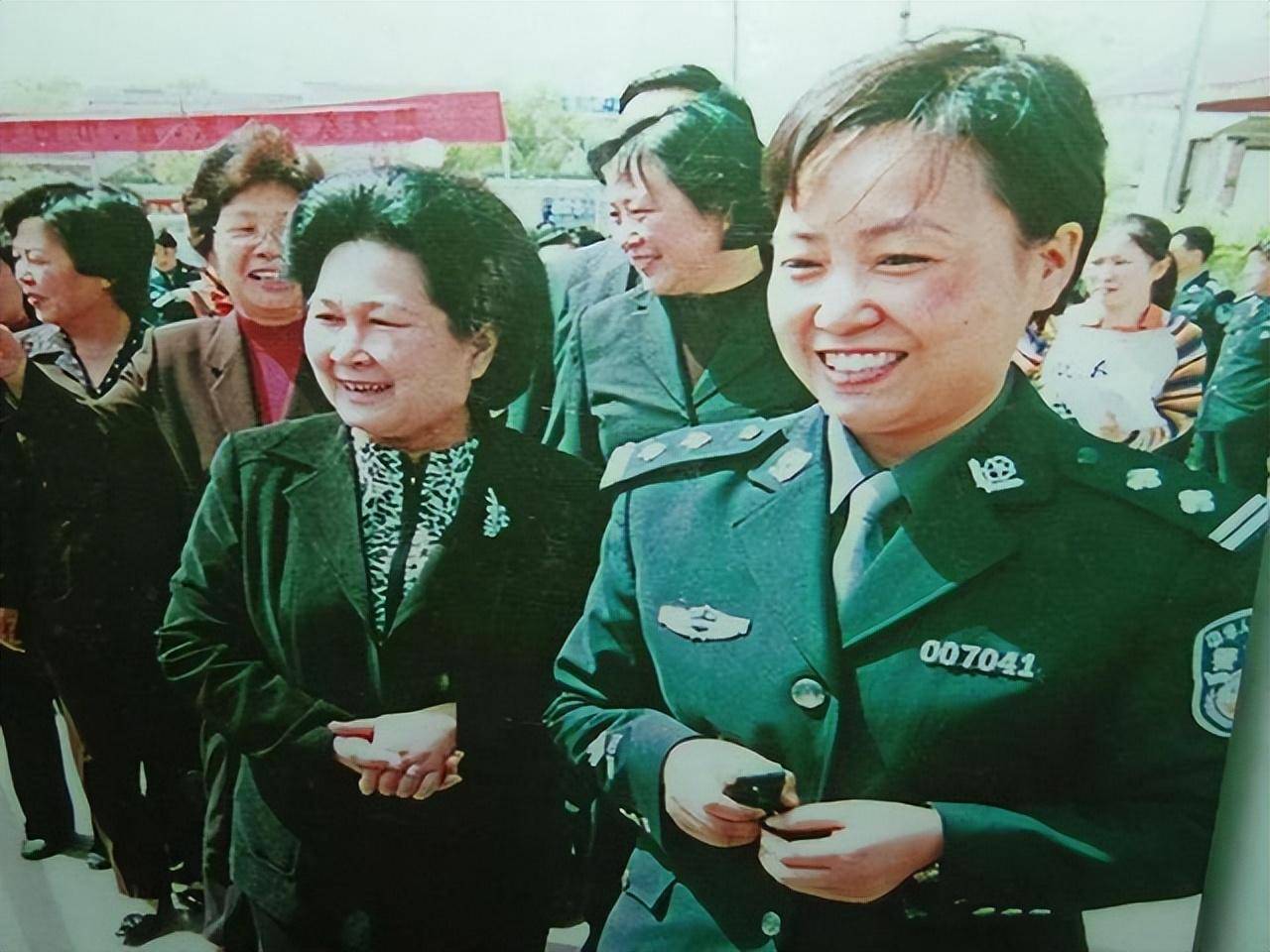 2004年,任长霞扫黑三年,因车祸殉职,涉案司机身上搜出60万支票