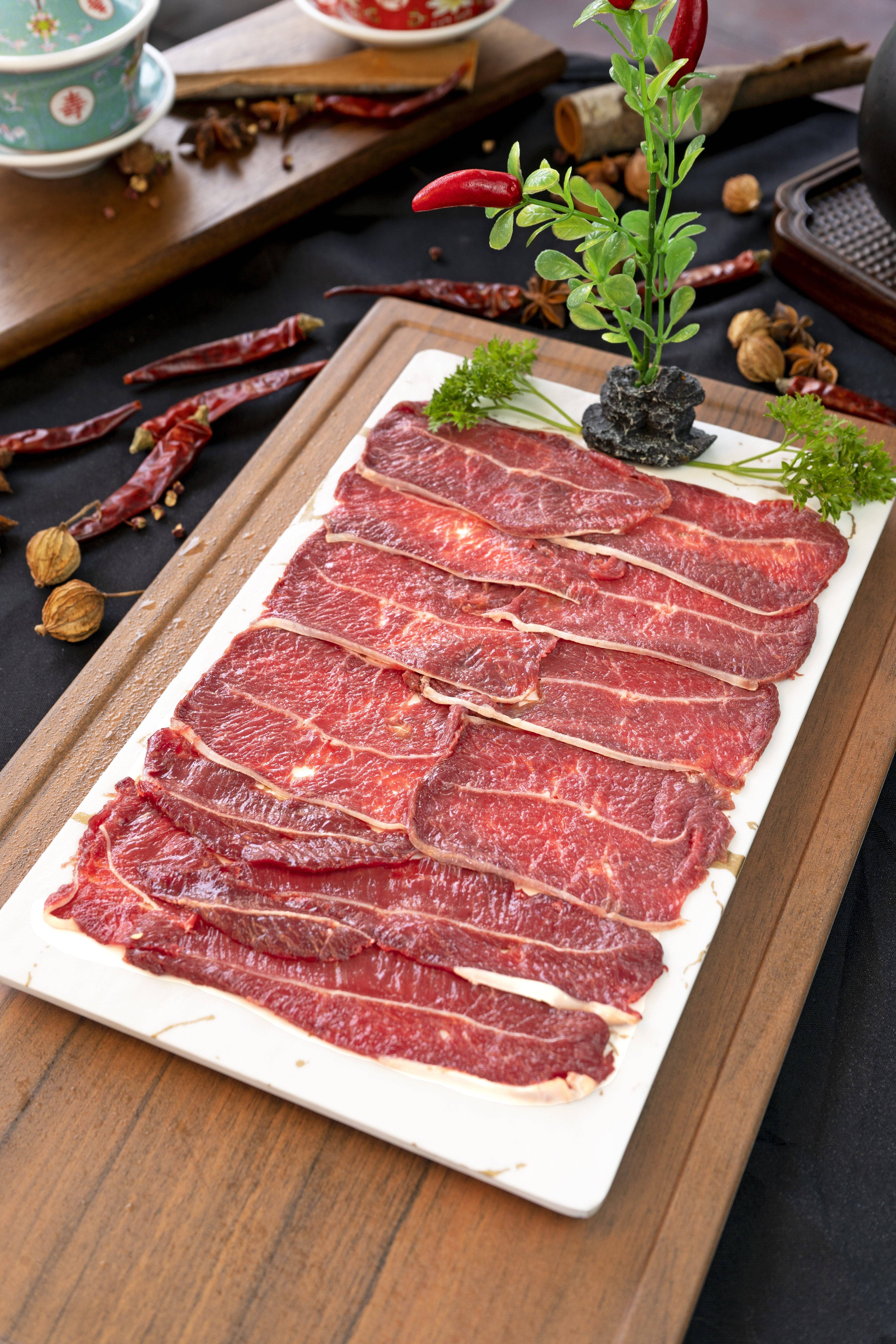 选择瘦肉如瘦牛肉片,鱼虾,鸡肉片等,避免过多摄入高脂肪的肥牛,肥羊肉