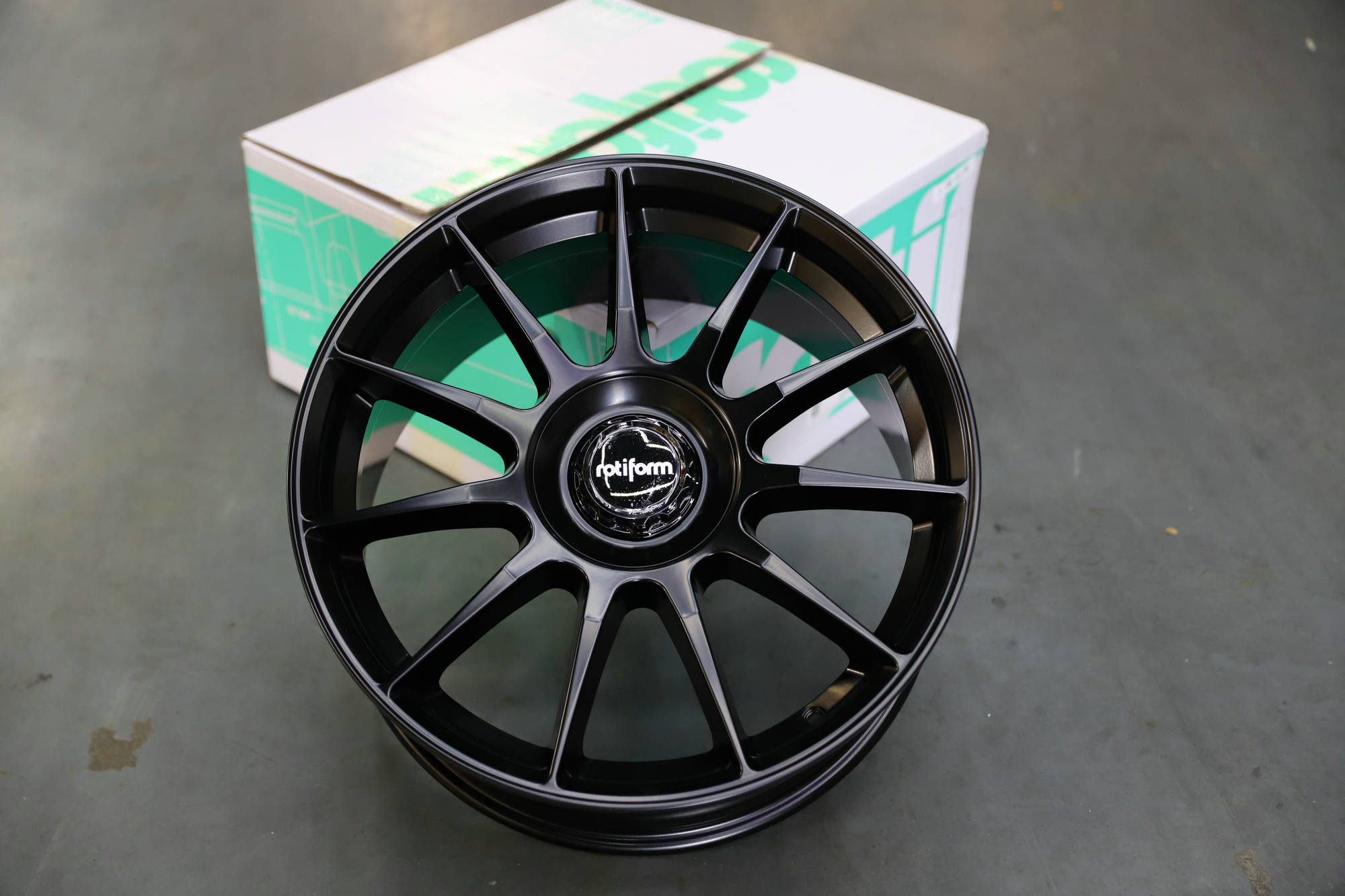 更重要的是,rotiform轮毂采用轻量化铝合金材料,不仅减轻了车身重量
