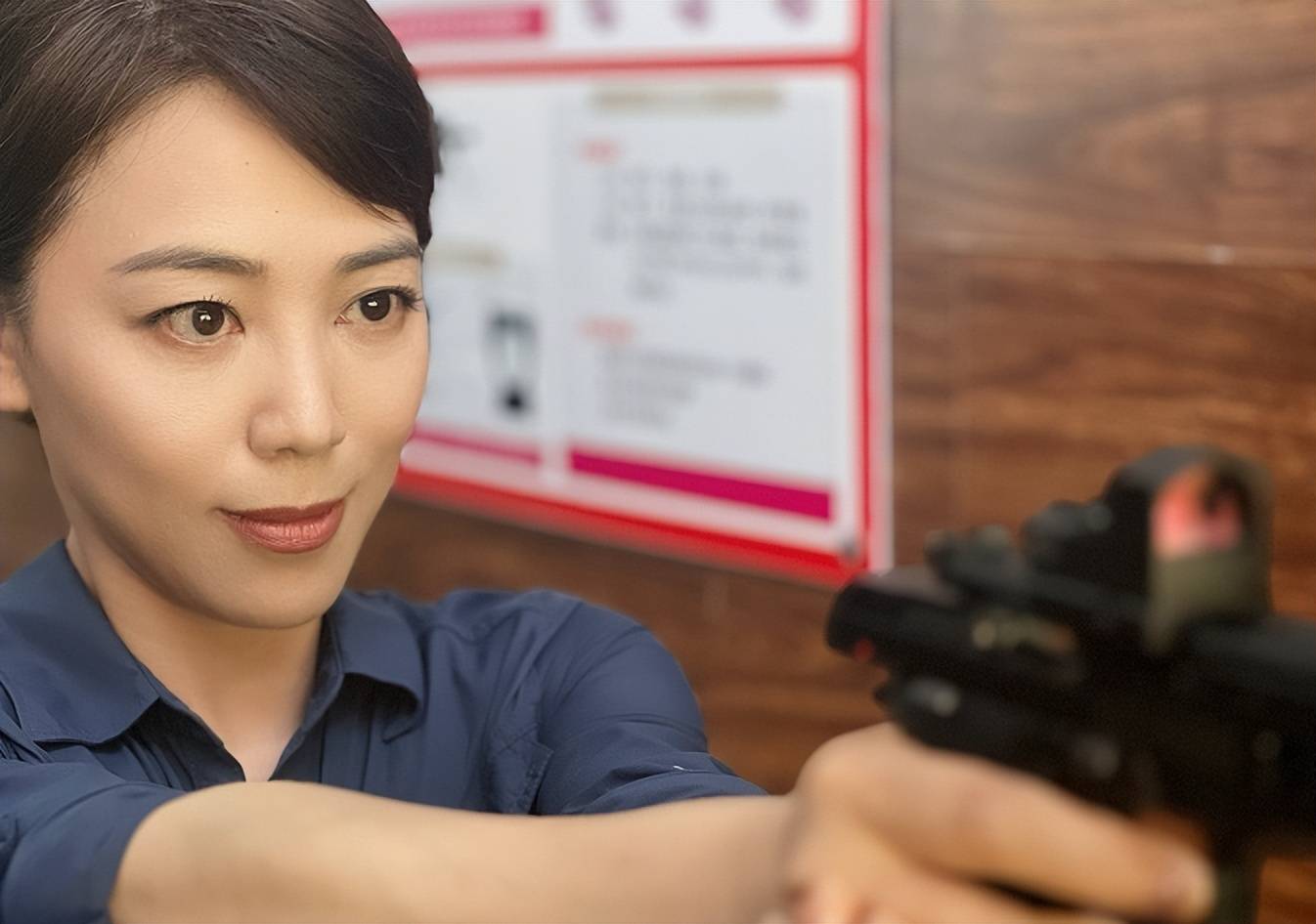 劳春燕:上午赴保定市实弹射击场打靶,下午返京主持《焦点访谈》