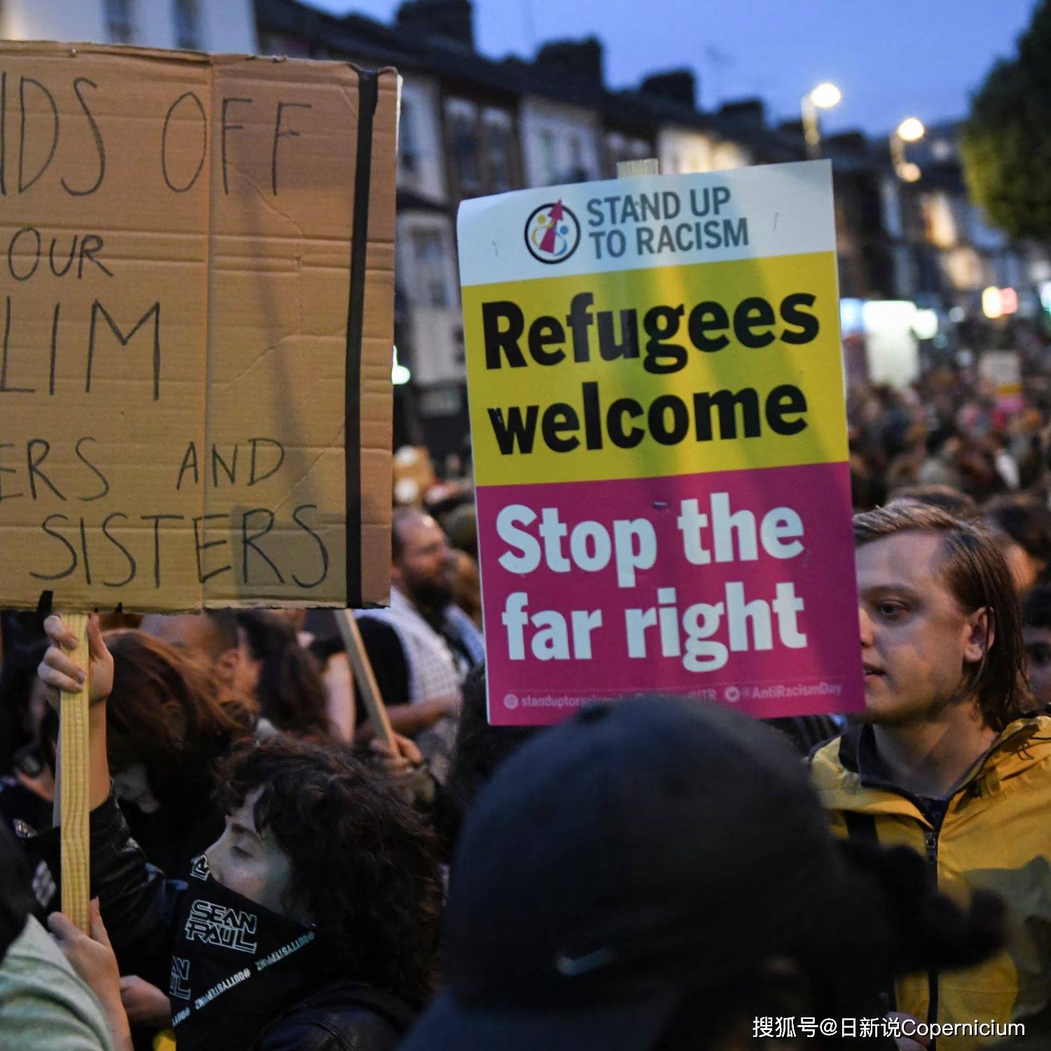 "我们欢迎难民":英国反种族主义者正团结起来对抗极右翼骚乱