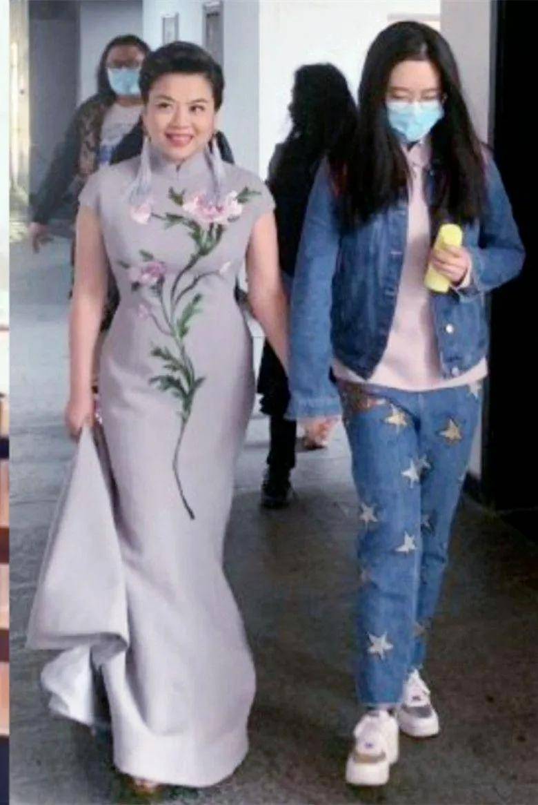 张也年轻时竟这么漂亮,穿粉裙细腰超水嫩,如今水桶腰胖成老奶奶素颜