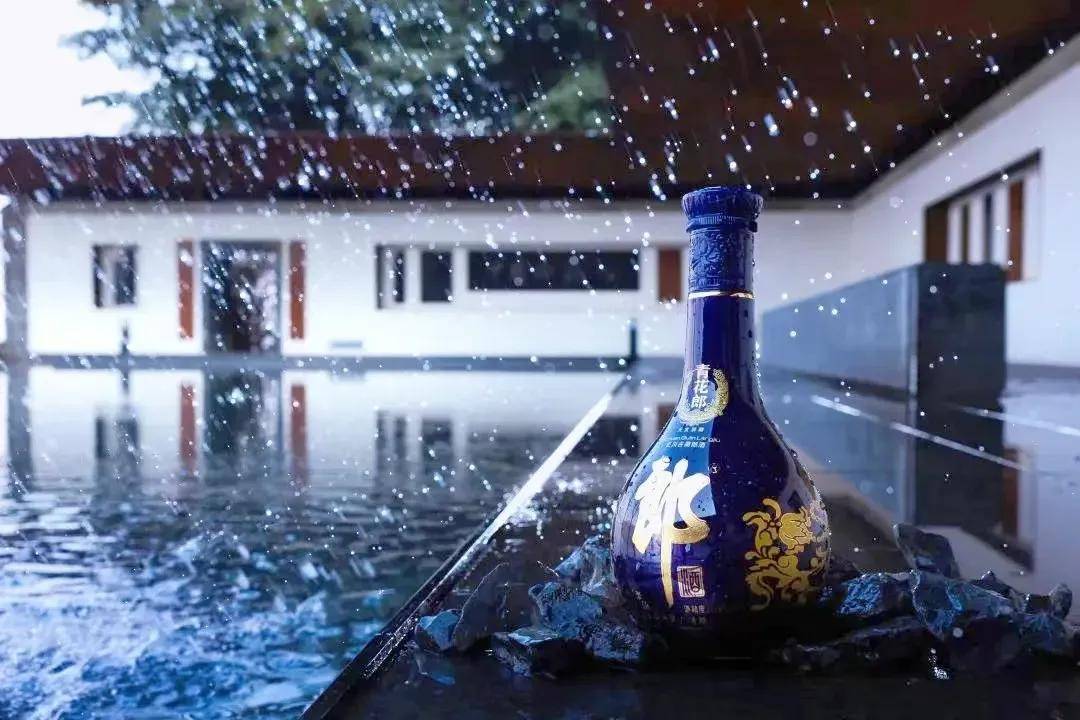 2017年,一句广告语"青花郎,中国两大酱香白酒之一"发布后,仅4年郎酒就