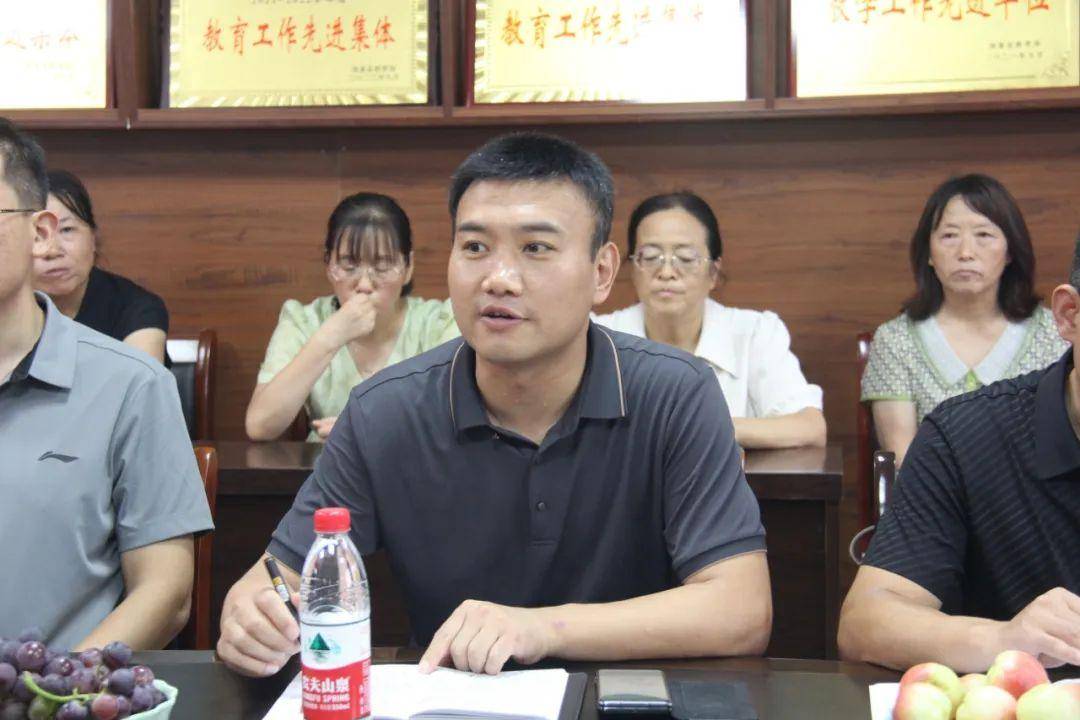 闻喜中学召开优秀毕业生赠匾(旗)仪式暨座谈会