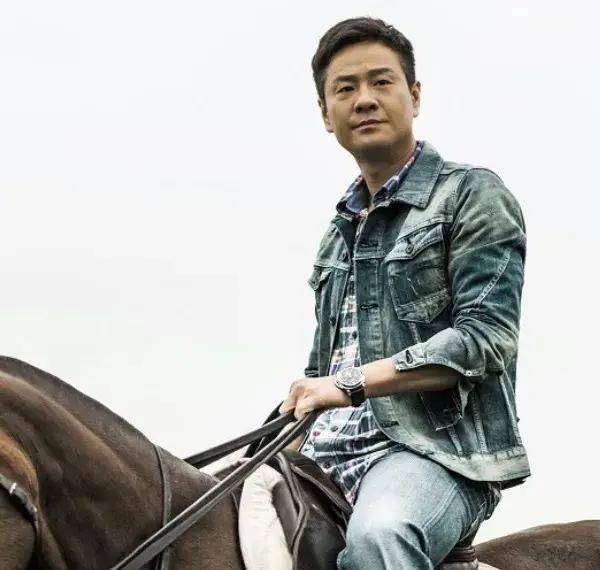 自连奕名决定离开陈佳研的那一刻起,他的声誉和人气如同落叶般飘零.