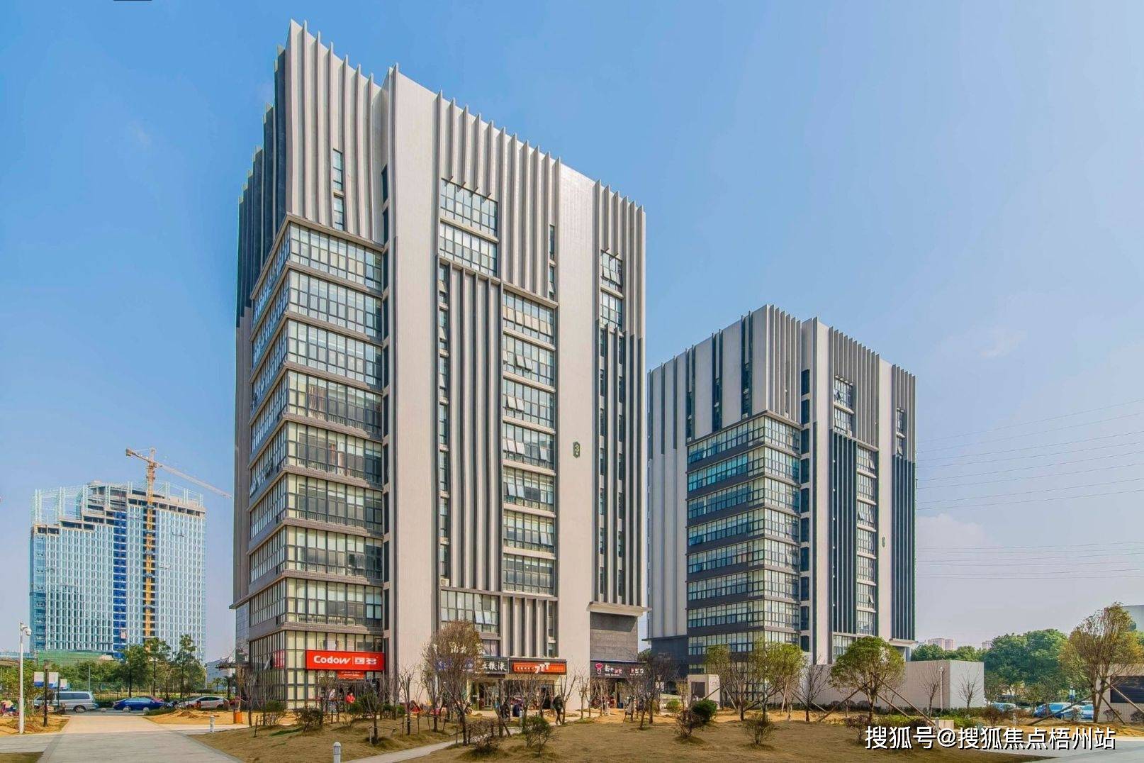 大厦简介:光谷总部国际位于中国武汉光谷大道与南湖大道的交汇处,与