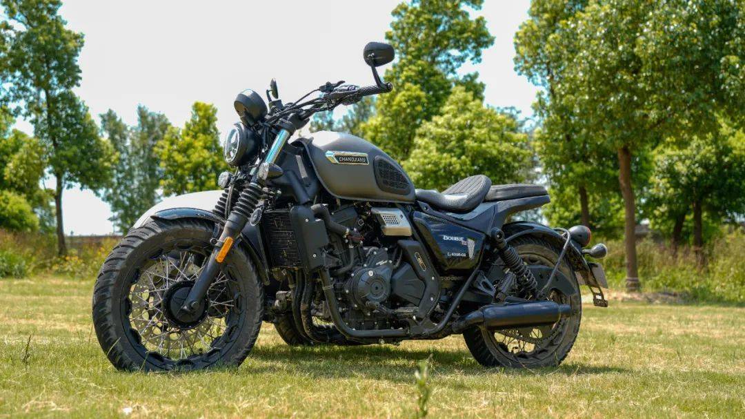 外观设计上最吸睛的在于将bobber风格的主车与子弹头设计的边斗连接