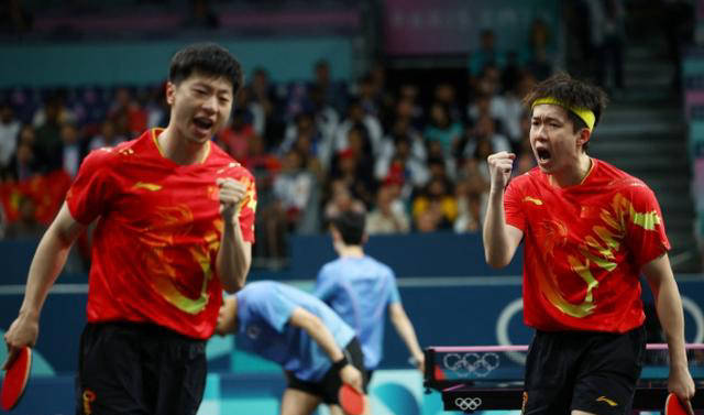原创            国乒决赛首胜！马龙王楚钦携手逆袭，比分追平瑞典-马龙与王楚钦比赛视频