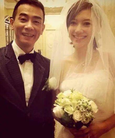 应采儿晒和陈小春亲吻照庆七夕,结婚14年依然甜蜜如初恋