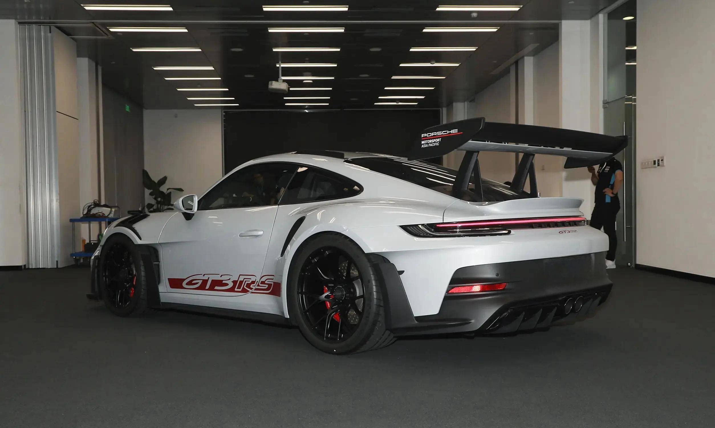 保时捷911 GT3 RS测试车曝光,或将在2026年上市 保时捷911 GT3 RS测试车曝光,或将在2026年上市