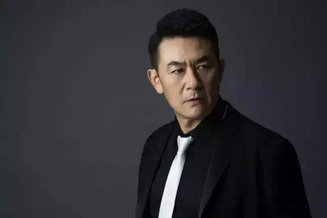 演员李洪涛:一见钟情妻子,结婚30年给家产不闹绯闻,拒妻干家务让过富