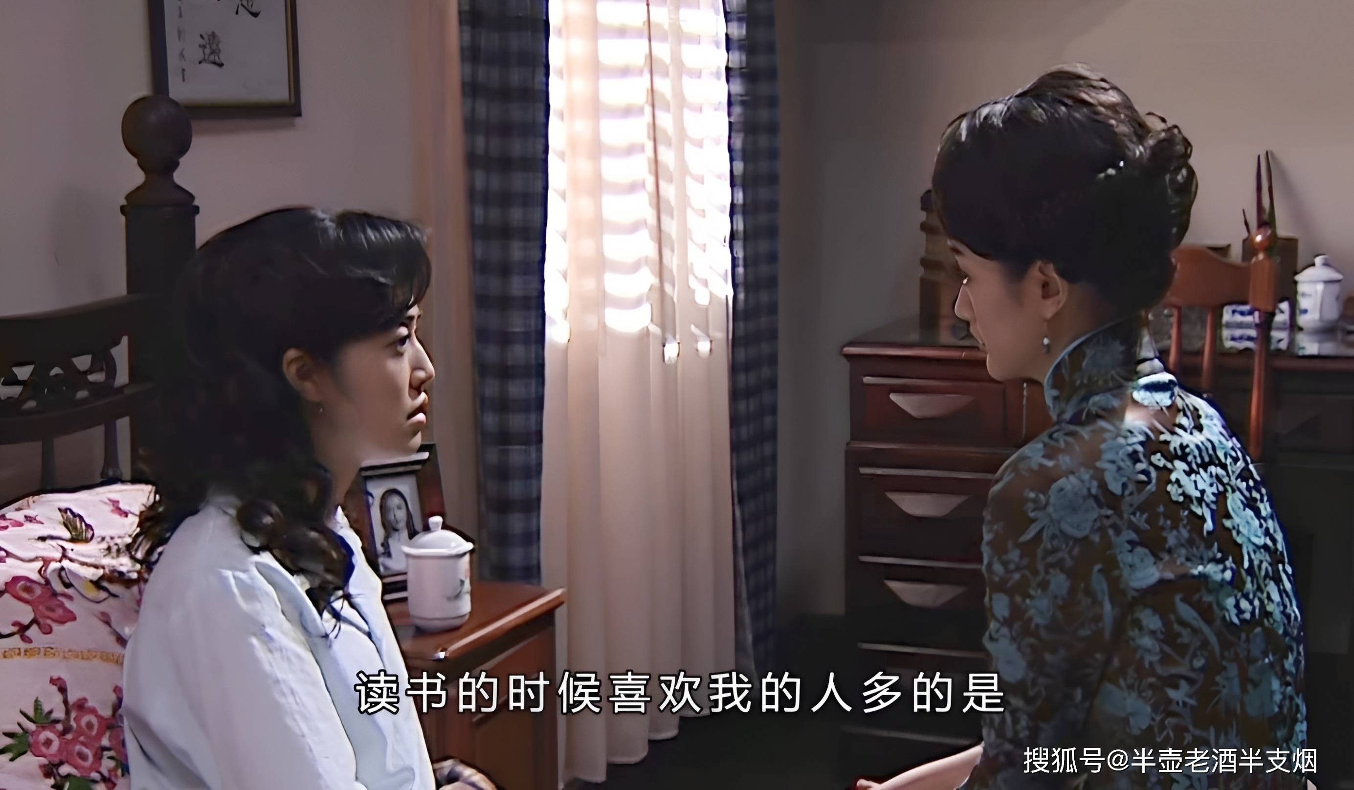 不管电视剧有没有删减,我们都不能不对穆晚秋的真实身份产生怀疑:这个