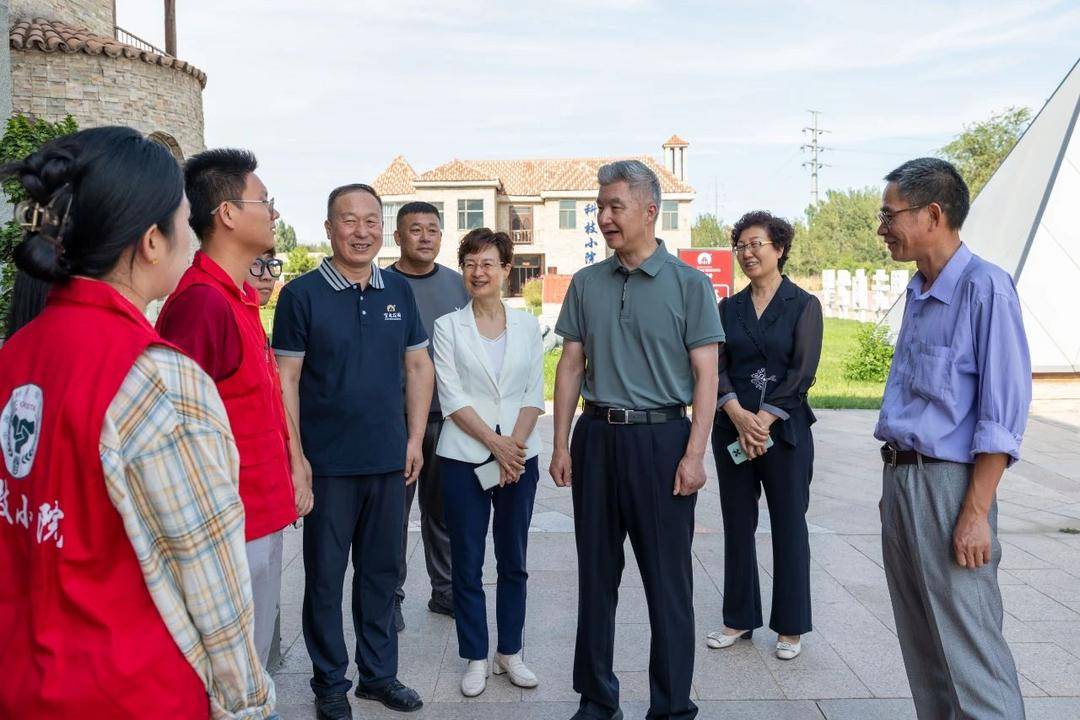 宁夏回族自治区党委副书记庄严调研贺东庄园科技小院