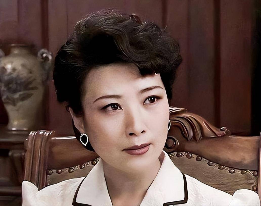 国家一级演员王静:外形出众颜值高,出道至今零绯闻,60岁婚姻却成迷