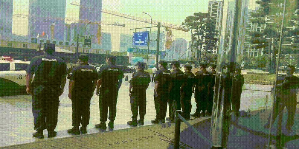 突发!老车主冲进总部大楼维权,极氪半年改款两次引争议_搜狐汽车_搜狐网