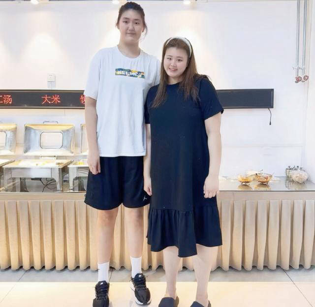 张子宇身高达到了2米21,在17岁时便在女篮u18亚洲杯上崭露头角,场均