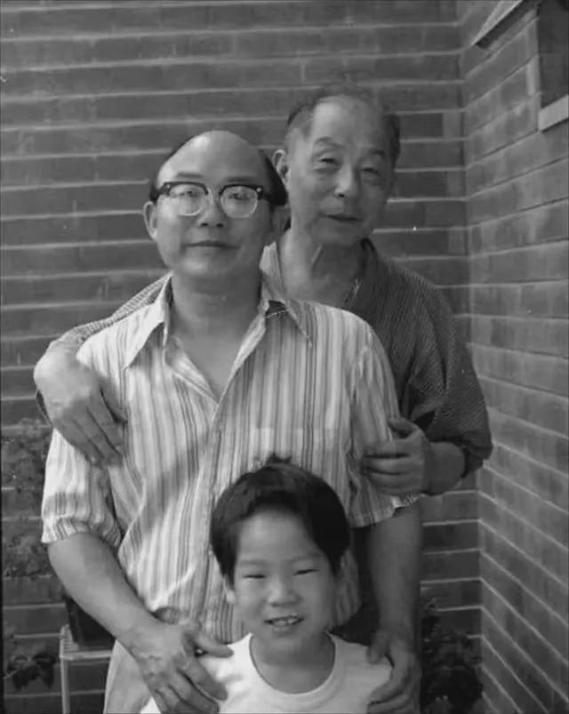 张学良和儿子张闾琳及孙子张居信2024年8月13日,阎明光女士收到张闾