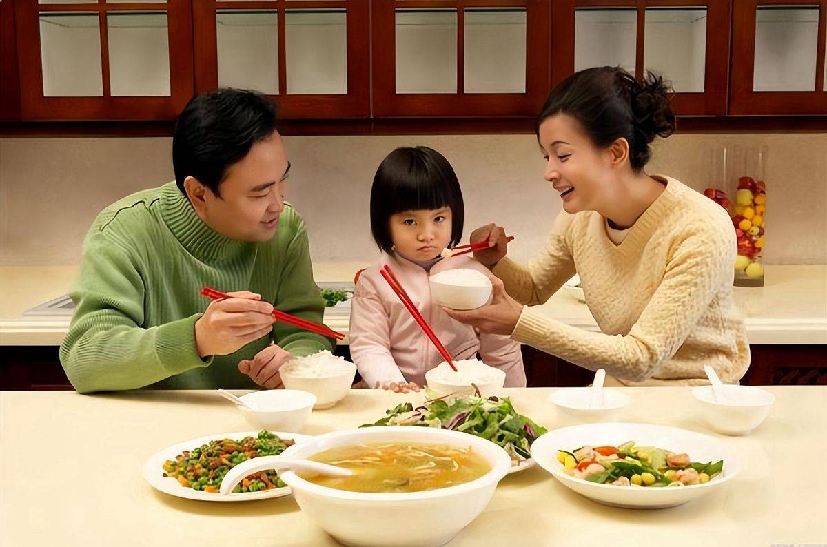 饮食习惯对儿童的影响大吗(孩子不认真吃饭应该怎么引导)