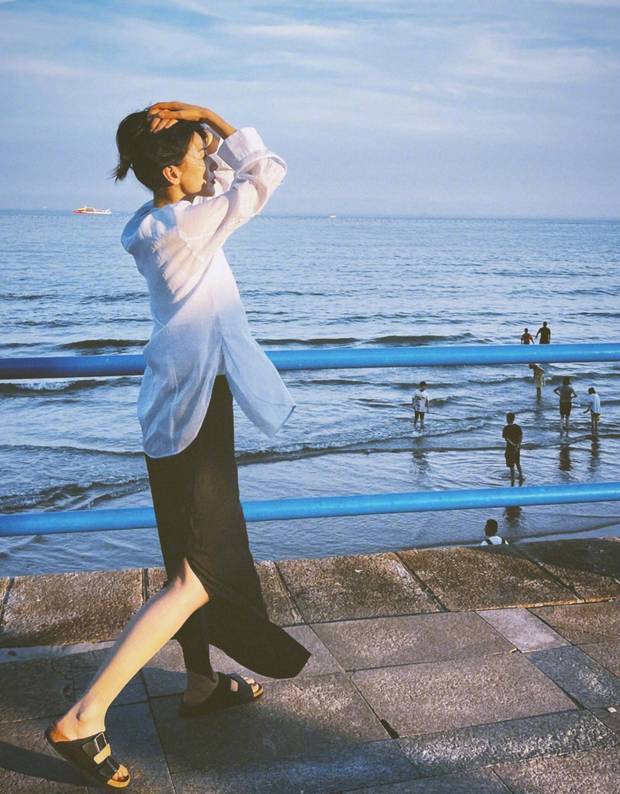 高圆圆海滨漫步,白衬衫黑裙造型氛围感爆棚,网友:这是夏日最美的风景