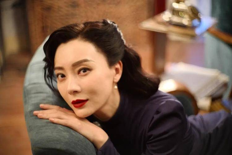 她是"女神"陈数:二婚嫁钢琴家,甘愿做继母15年,丈夫却绯闻不断?