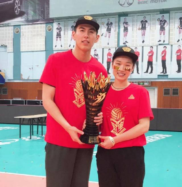 王梦洁的男友是北汽女排的助理教练兼中国男排助教牛思嘉,两人在公开