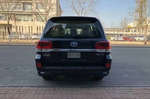 2020款丰田陆地巡洋舰5700限量版顶级配置采用了全球首创技术,丰田