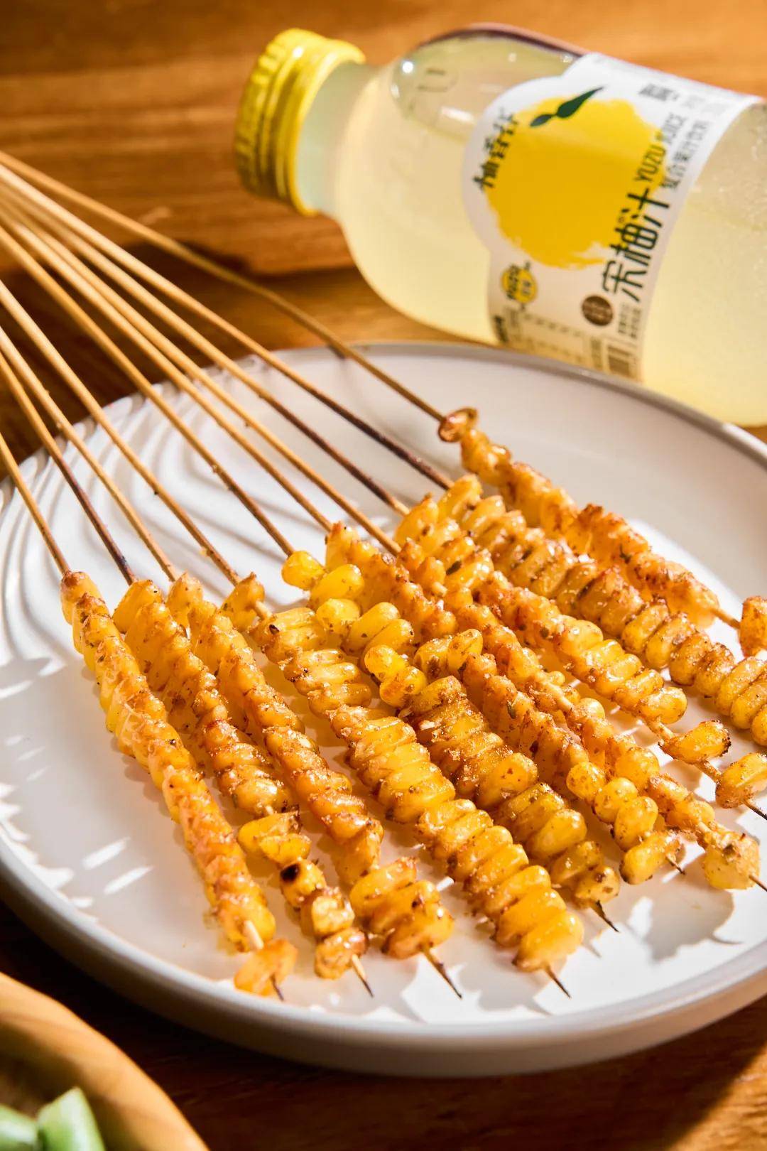 玉米粒颗颗饱满,内里软糯香甜,夹杂着炭烤后的浓香,一口一串直接撸