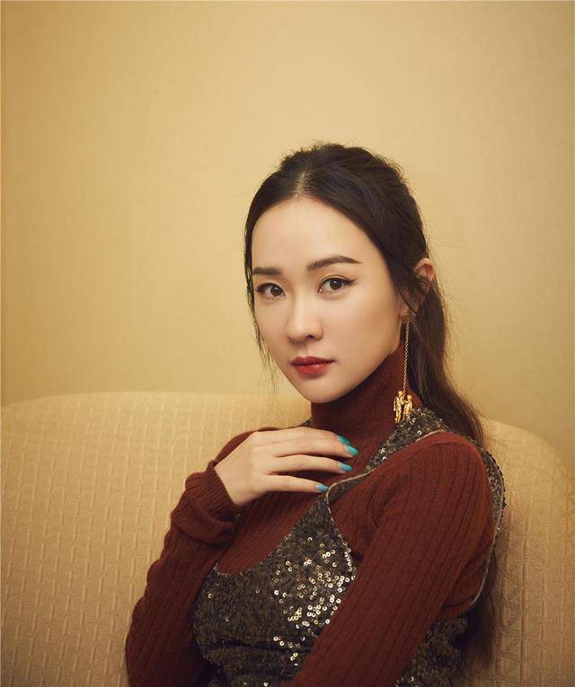 「壮」不是问题!43岁霍思燕在家锄地种花,家里豪横得能养孔雀