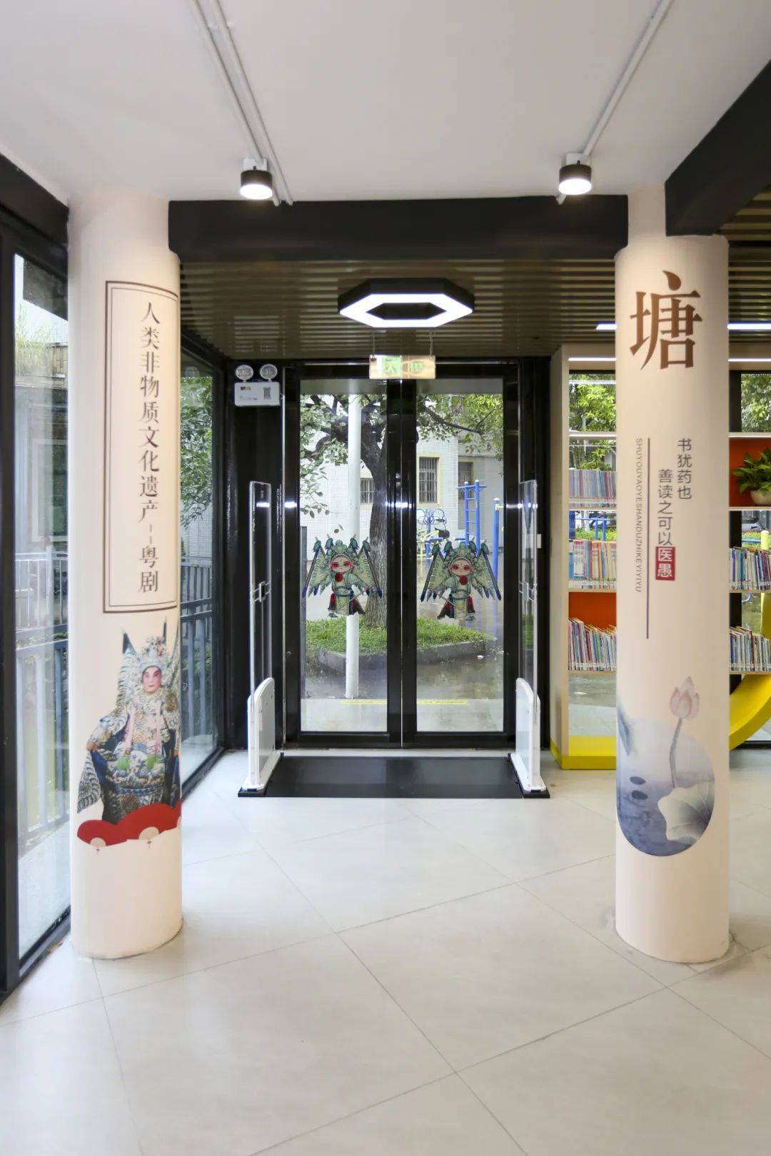 驿站结合本土历史名人卢启光的事迹进行整体设计,将粤剧大师卢启光