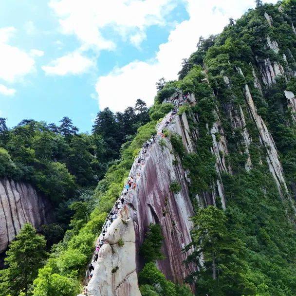 华山平心石图片