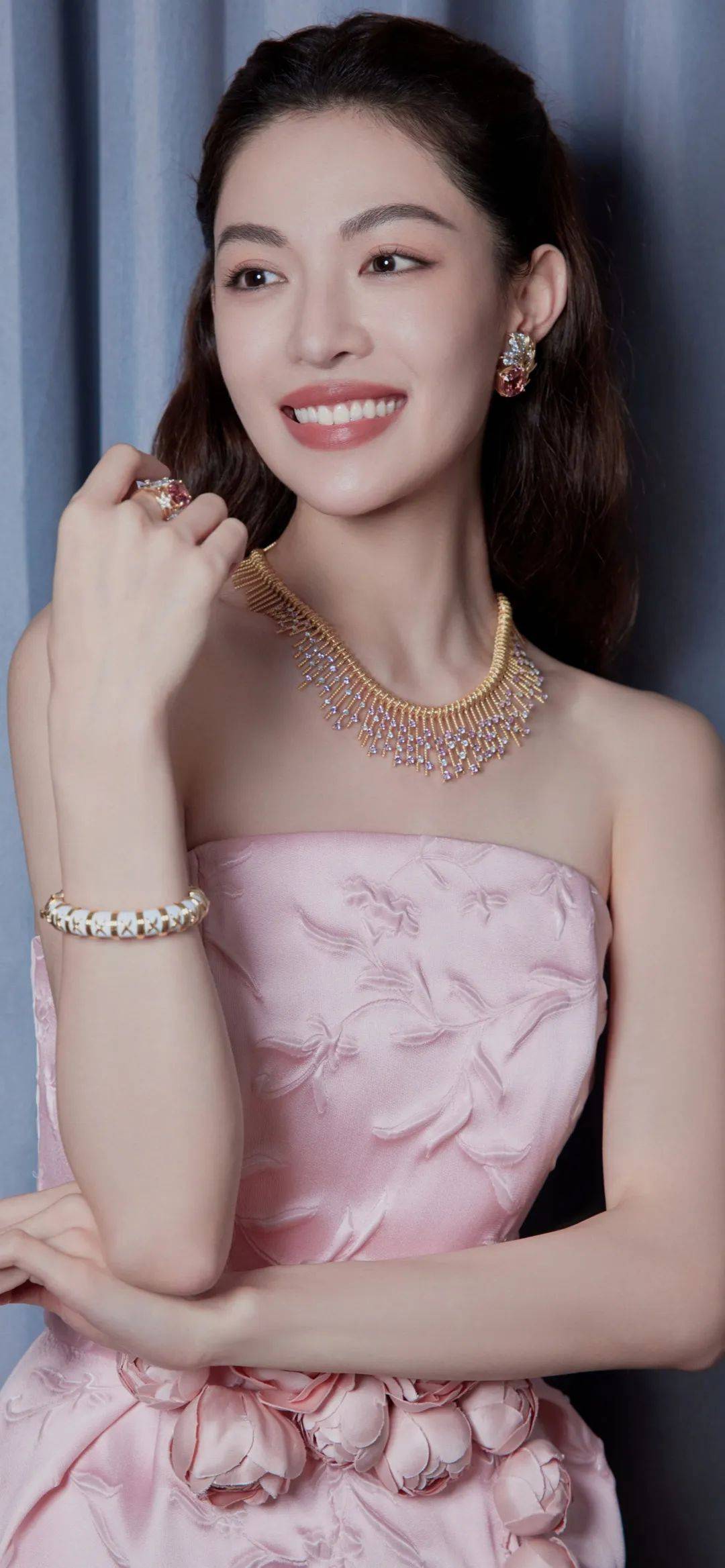 钟楚曦:粉色幻影,定格梦幻之美